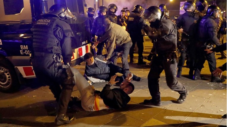 VIDEO Kaos na ulicama Barcelone, u sukobu prosvjednika i policije 115 ranjenih